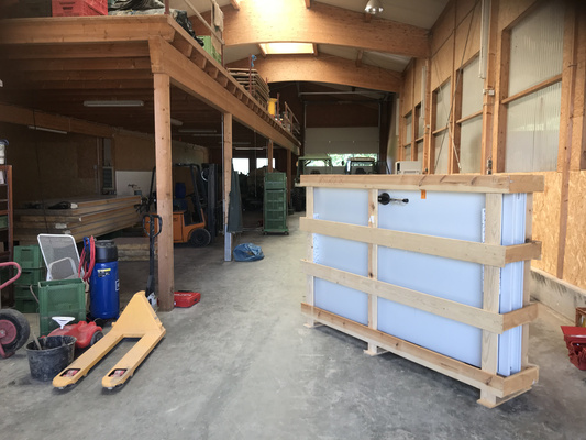 KI generiert: Eine Lagerhalle mit diversen Geräten und einer Holzstruktur.