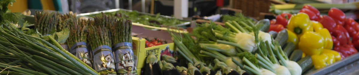 KI generiert: Frisches Gemüse auf einem Marktstand: Spargel, Paprika, Fenchel und mehr.