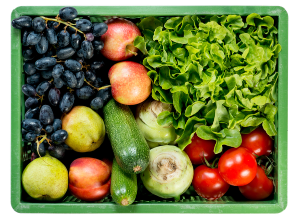 KI generiert: Ein Korb voller frischem Obst und Gemüse, darunter Trauben, Äpfel, Salat und Tomaten.