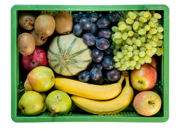 KI generiert: Eine Kiste gefüllt mit verschiedenen Früchten wie Bananen, Trauben, Kiwis, Äpfeln und einer Melone.